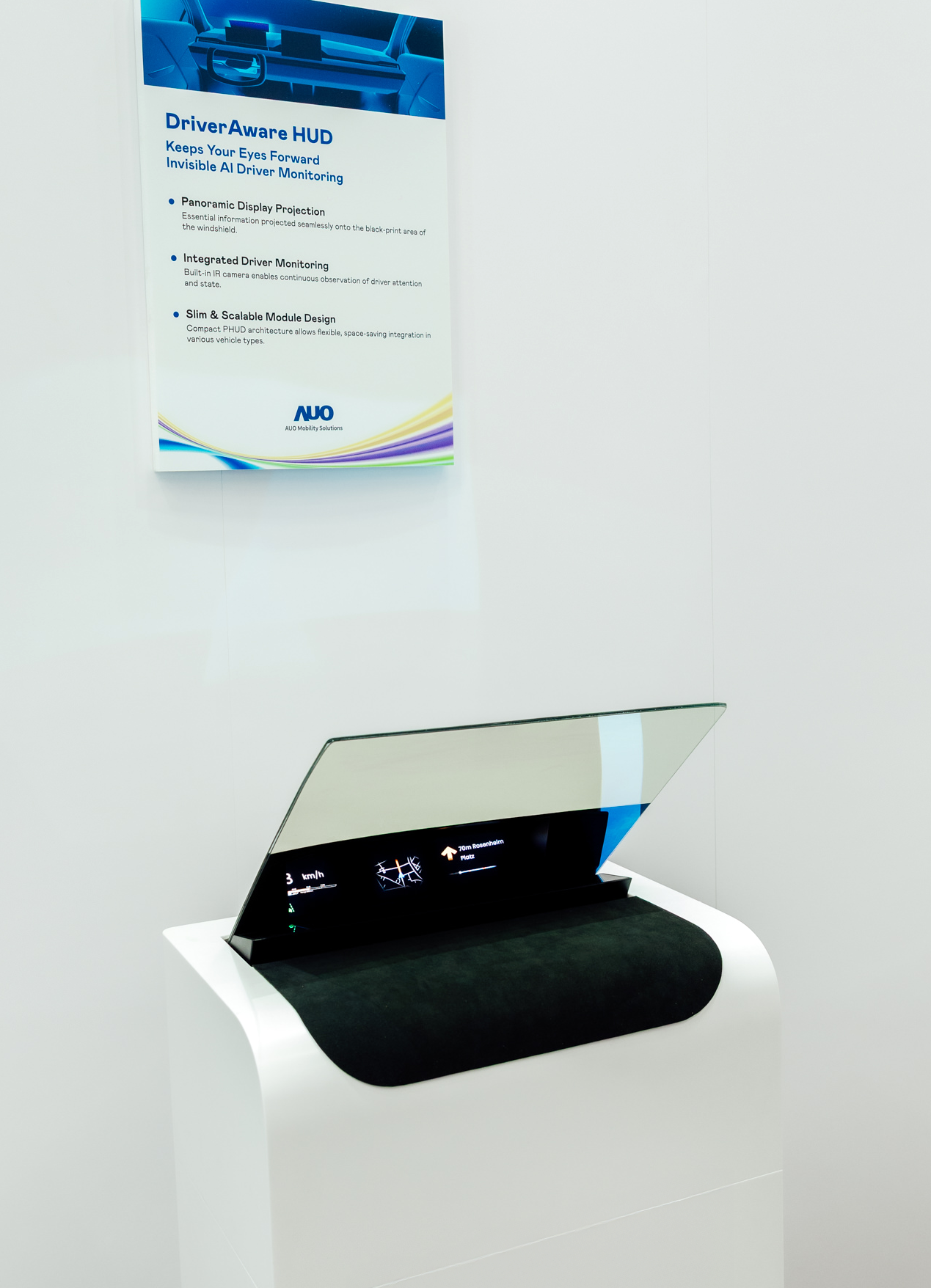 DriverAware HUD结合抬头显示器与隐藏式红外线摄影机，将车速、导航及警示讯息投影于挡风玻璃上，完美对齐驾驶目不离路的视线，同时，透过AI 监控驾驶注意力以提升安全性。